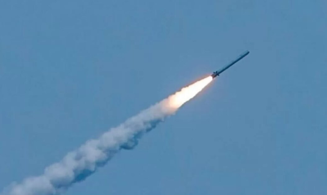 У ніч проти четверга, 18 травня, росіяни атакували Київ ракетами. Вибухи пролунали у кількох районах міста, є падіння уламків ракет.