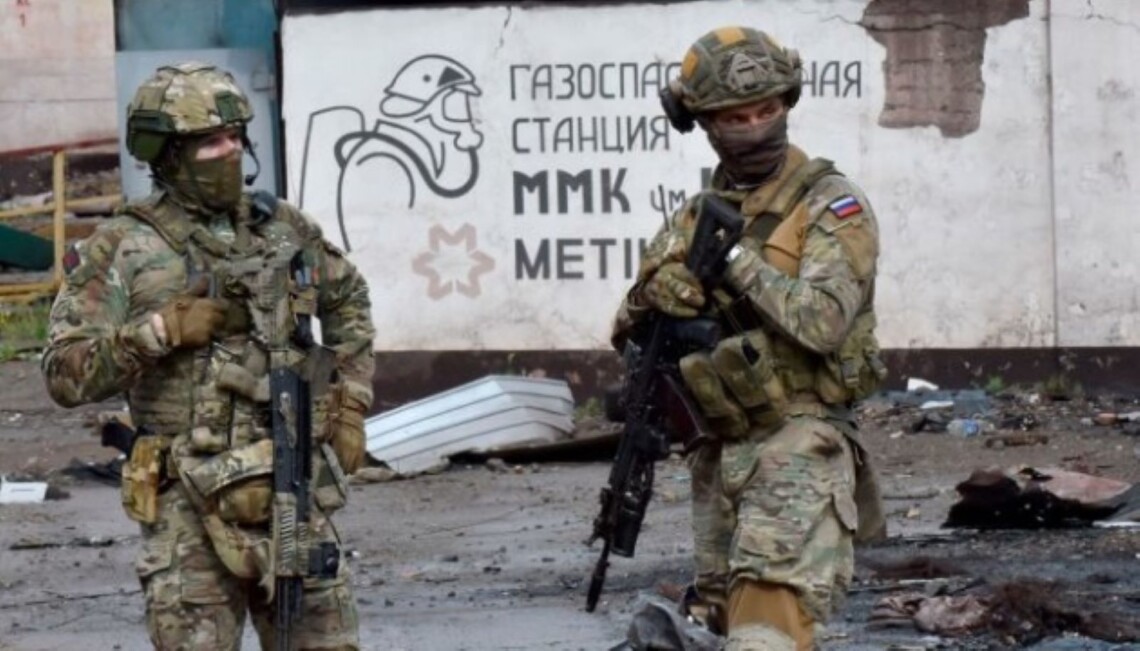 После взрывов, прогремевших 19 мая в Мариуполе, российские захватчики перемещают свою технику в Новоазовск.