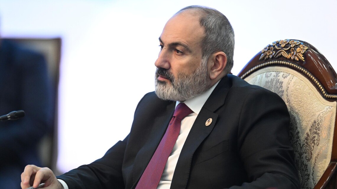 Пашинян зазначив, що Вірменія могла б закуповувати військову техніку в інших країнах, але членство в ОДКБ закриває ці можливості.