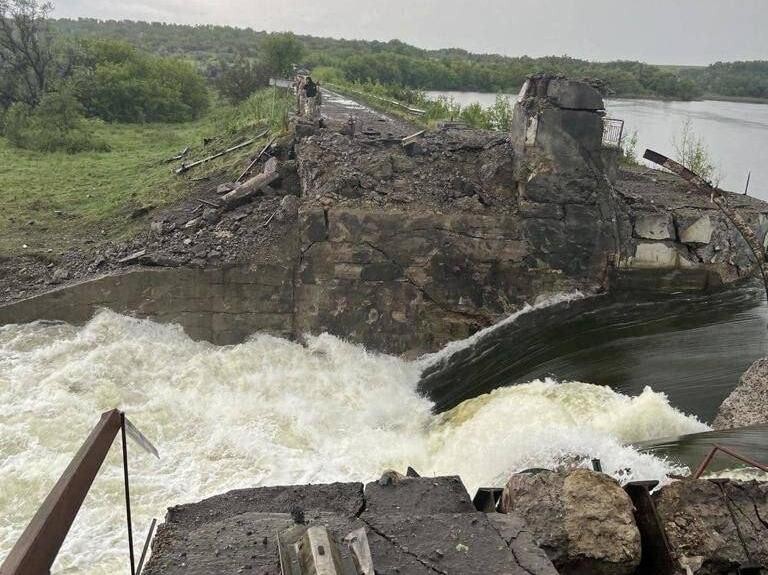 У четвер, 25 травня, росіяни пошкодили дамбу Карлівського водосховища на Донеччині. У селі Галицинівка підтопило 6 будинків.