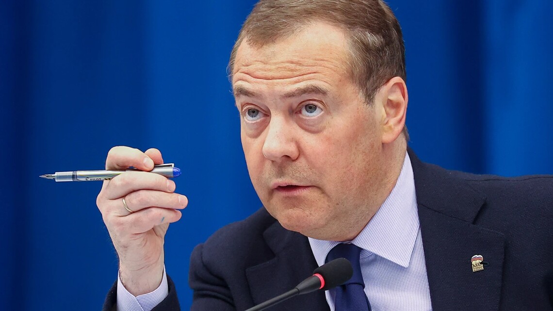Медведев считает, что Запад может предоставить Украине ядерное оружие, и тогда рф нужно будет наносить превентивный удар. По какой стране, он не уточнил.