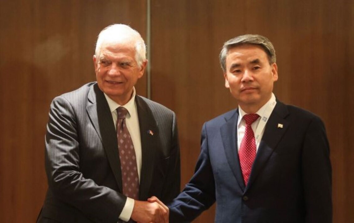Високий представник Євросоюзу з питань зовнішньої політики і політики безпеки Жозеп Боррель провів зустріч із міністром оборони Південної Кореї Лі Чон Супом.