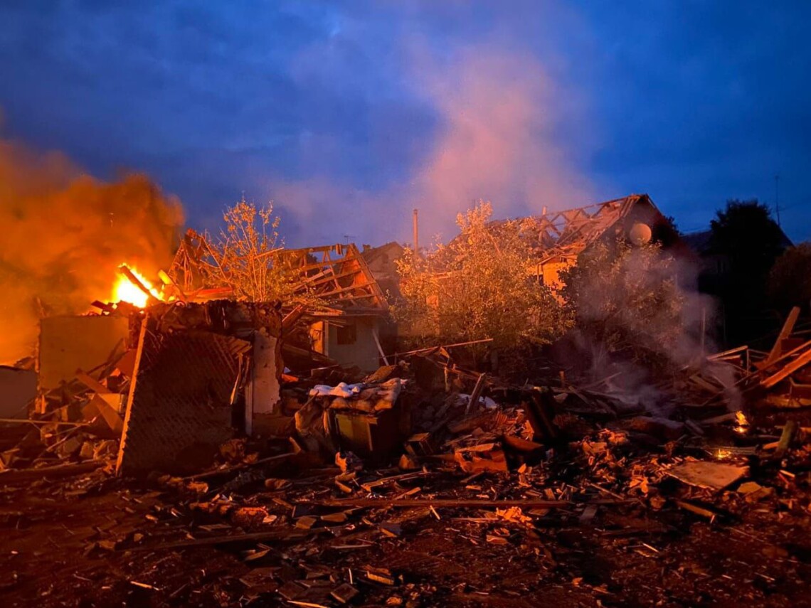 У Звягелі внаслідок ракетного удару зруйновано один житловий будинок та 12 – пошкоджено. Відомо про одного загиблого та трьох поранених.