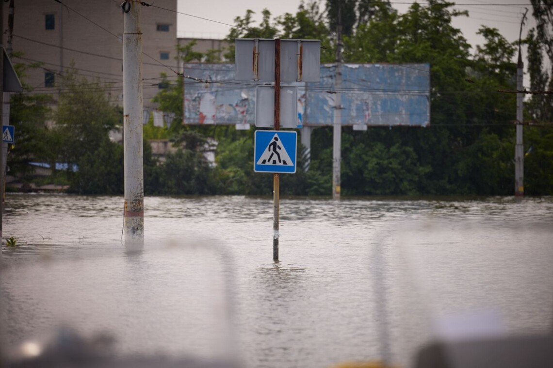У Херсонській області станом на ранок затоплено 3,6 тисяч будинків у 32 населених пунктах. Рівень води за ніч знизився.