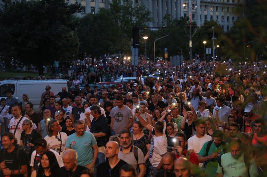 В Белграде десятки тысяч горожан 9 июня вышли на антиправительственный протест, выступая против насилия.