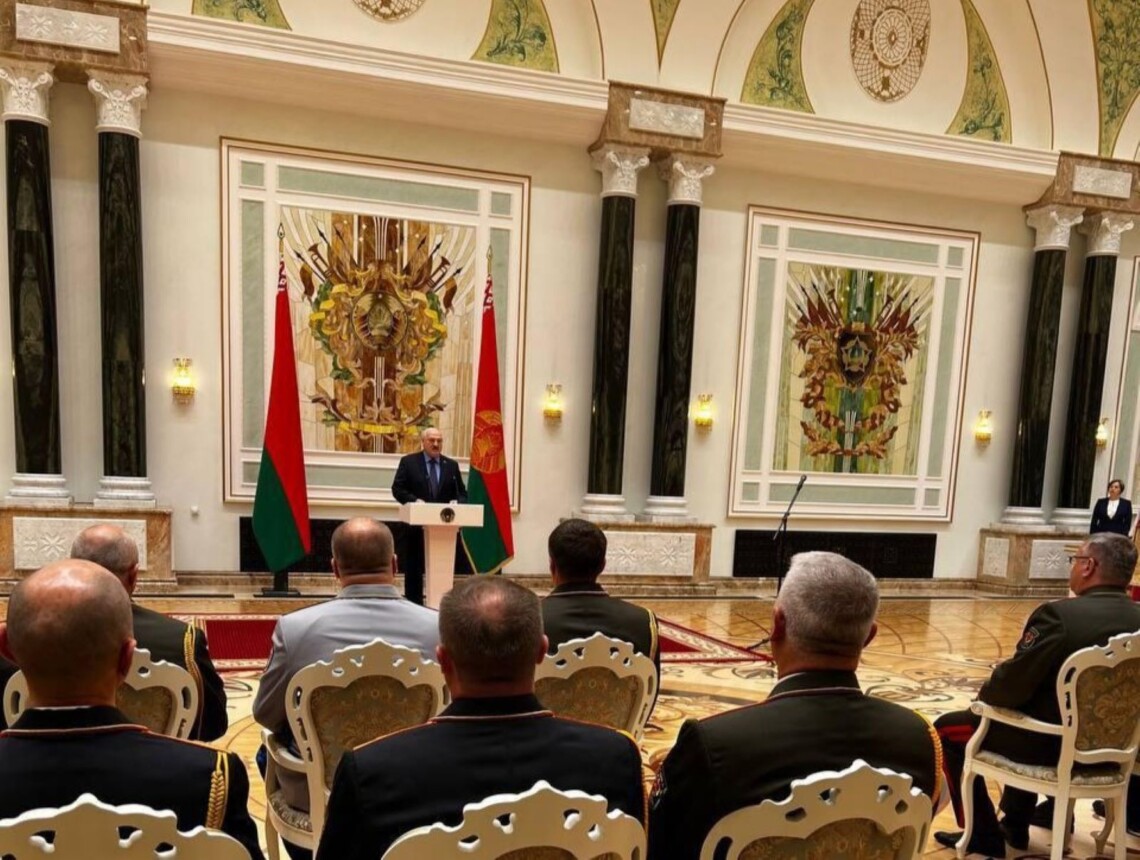 Олександр Лукашенко заявив, що розпорядився привести армію Білорусі в повну бойову готовність через бунт Пригожина.