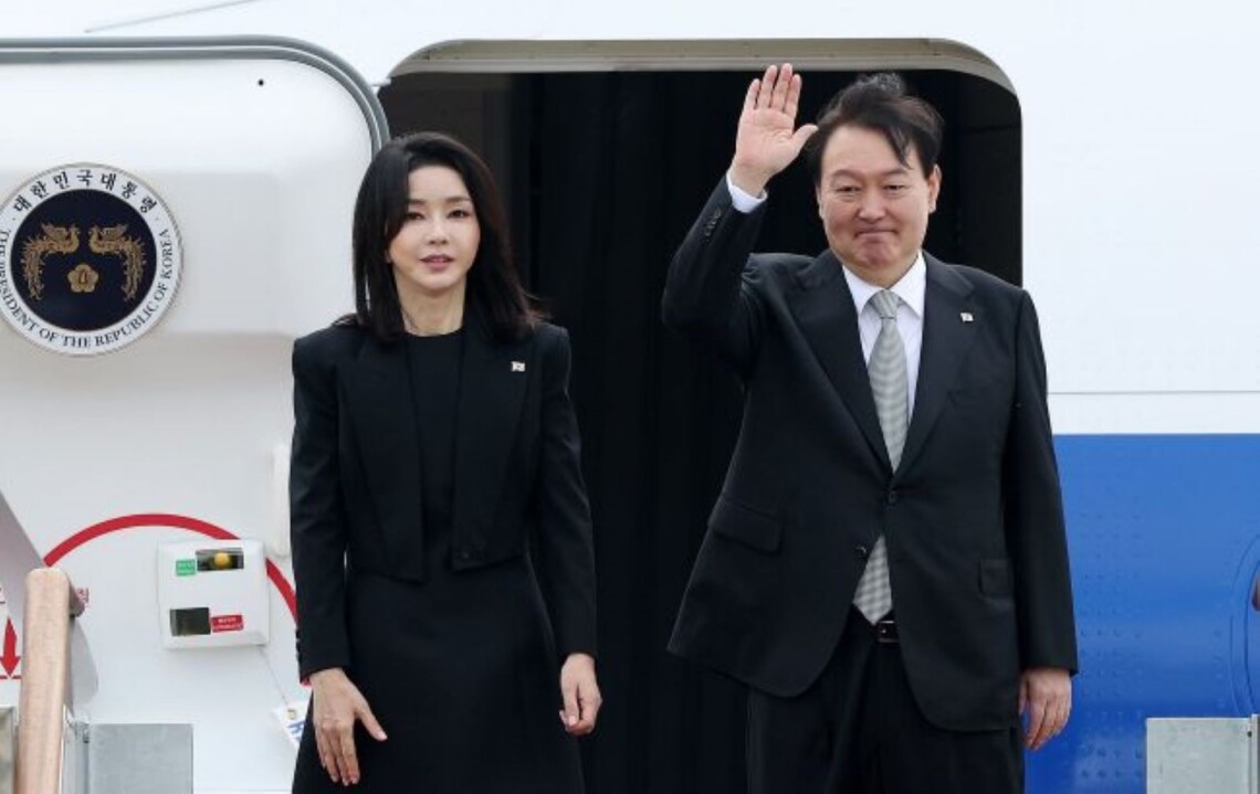 В субботу, 15 июля, в Украину с необъявленным визитом прибыл президент Южной Кореи Юн Сок Йол и его первая леди Ким Кен Хи.