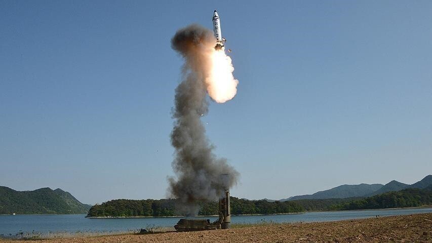Північна Корея запустила неідентифіковану балістичну ракету, що впала біля берегів росії. Інцидент розслідує міністерство оборони рф.