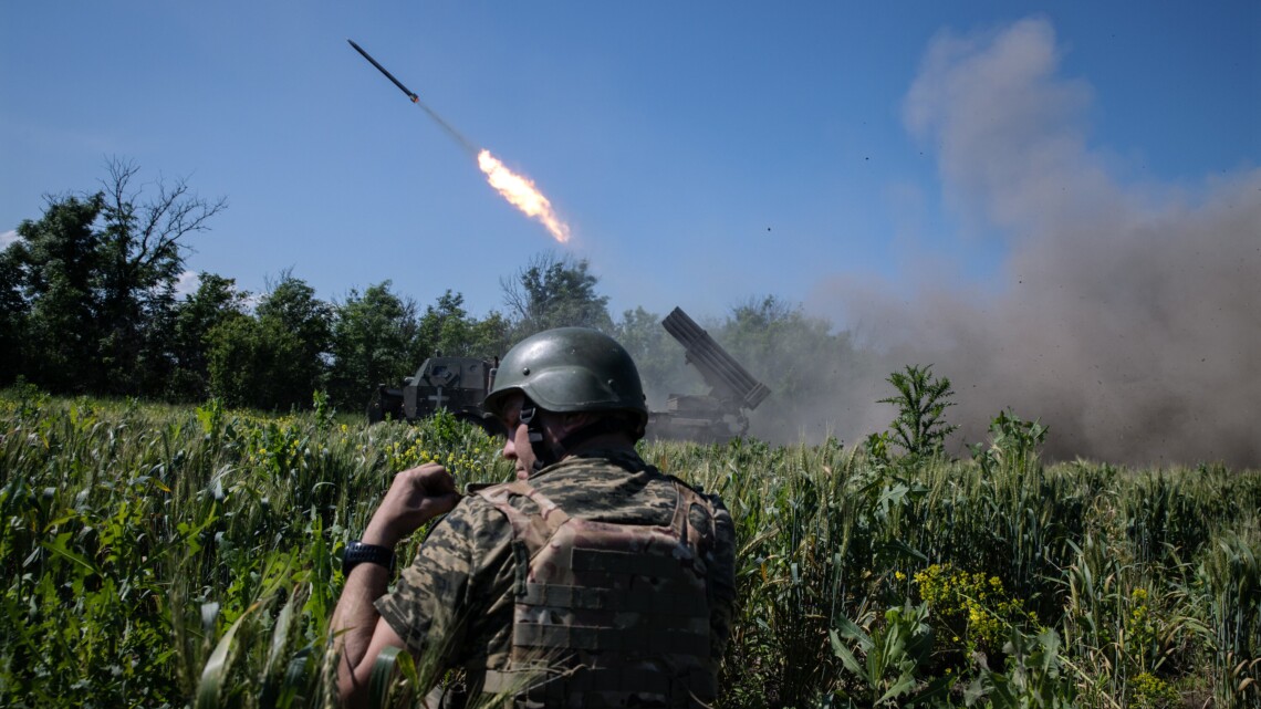Чтобы минимизировать потери Украина изменила тактику контрнаступления – вместо штурмовых действий ставка делается на массированное использование артиллерии.