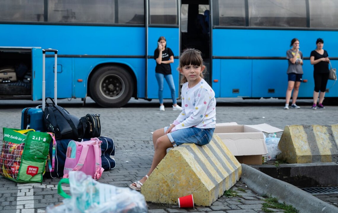 В прифронтовых населенных пунктах Донбасса 388 детей подлежат принудительной эвакуации. Об этом заявил начальник ОВА Павел Кириленко.