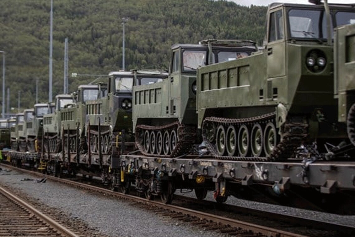 Такі вантажівки можуть перевозити боєприпаси, продовольство та воду для українських військ у польових умовах.