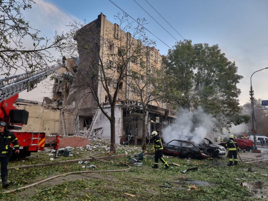 В центральной части Черкасс из-за ракетного удара разрушено здание отеля. Пострадали 7 человек.