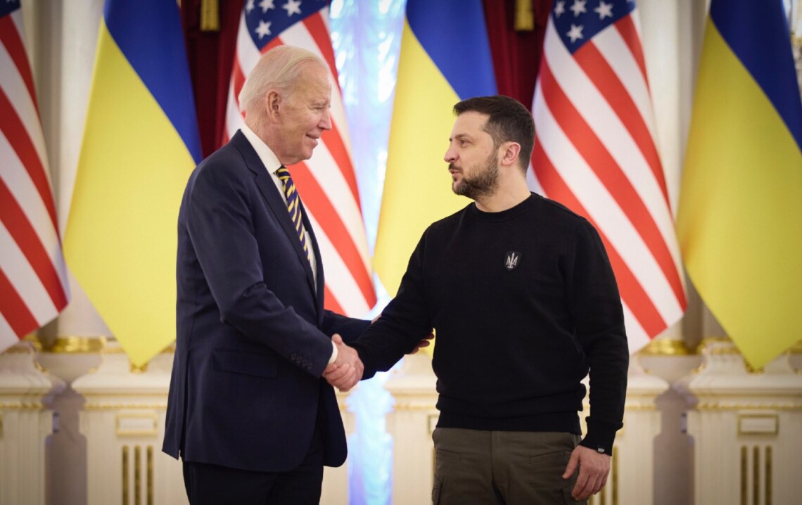 Президент США Джо Байден на переговорах в Вашингтоне пообещал Владимиру Зеленскому передать Украине дальнобойные ракеты ATACMS. Об этом сообщает NBC News.