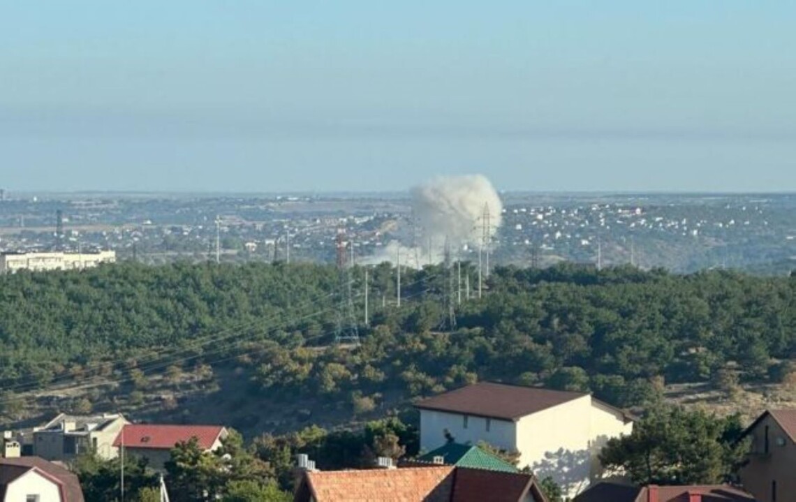 В суботу, 23 вересня, зранку у тимчасово окупованому Севастополі у Криму пролунали звуки вибухів. Загарбники заявили про роботу ППО.