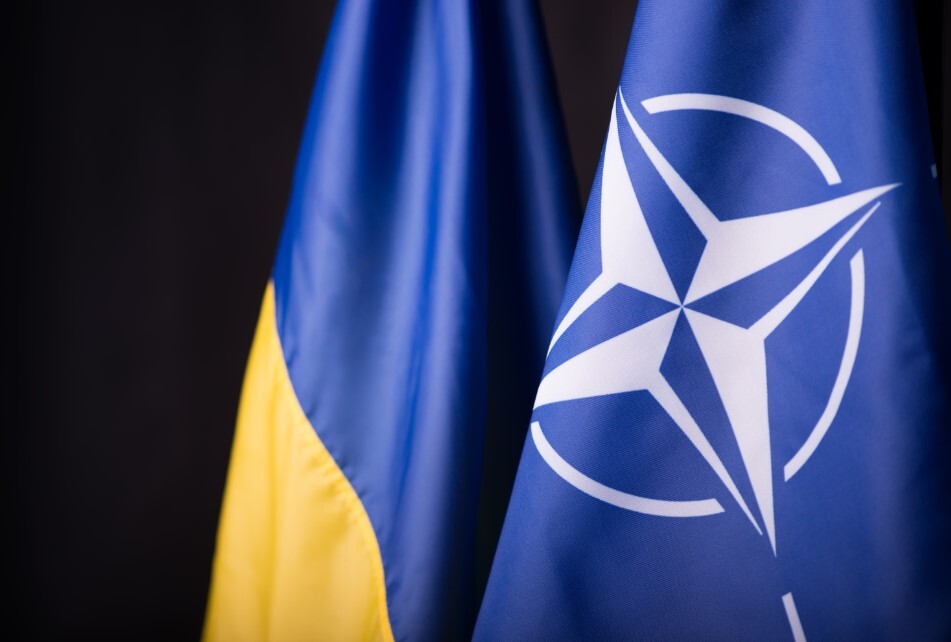НАТО усиливает связи с частным сектором, чтобы увеличить производство оружия для Украины и собственных запасов.