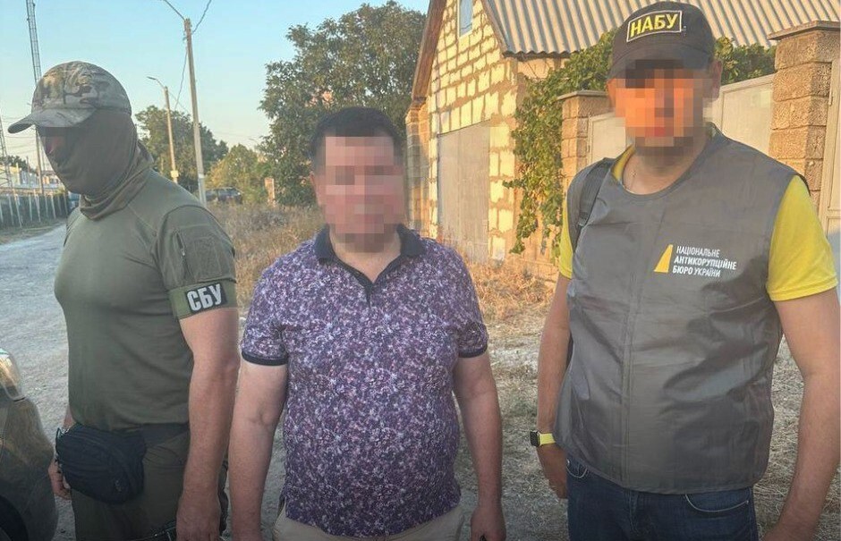 Правоохоронці викрили на хабарі виконувача обов'язків голови одного з районних судів Одеської області. Про це повідомили пресслужби НАБУ та СБУ у Telegram.