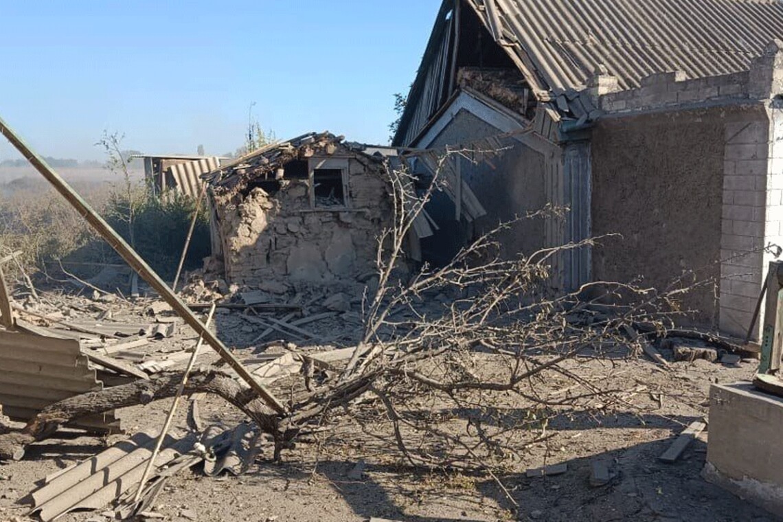 Російські окупанти сьогодні вдень обстріляли Садове на Херсонщині. Від атаки постраждав чоловік.