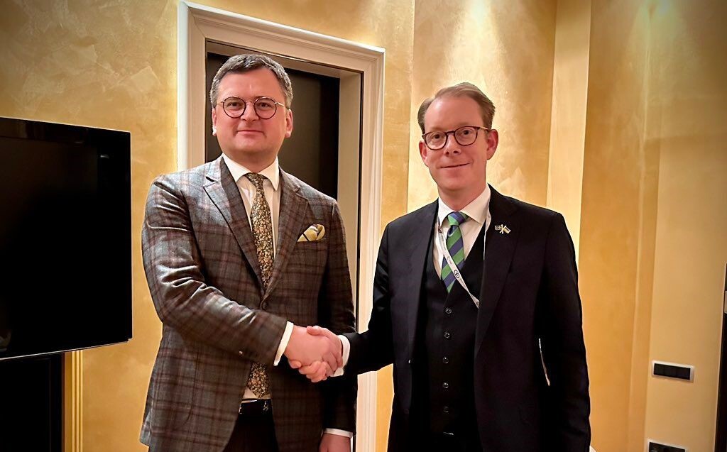 Україна домовилася розпочати переговори зі Швецією щодо двостороннього документу про гарантії безпеки. Про це повідомив міністр закордонних справ Дмитро Кулеба.