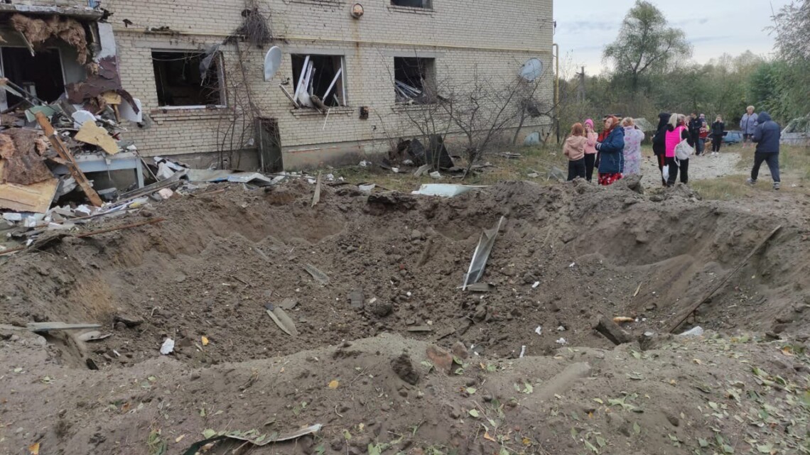Російські військові в суботу, 7 жовтня, вдарили ракетою по селищу Пересічне Харківської області. Постраждали двоє мирних мешканців.