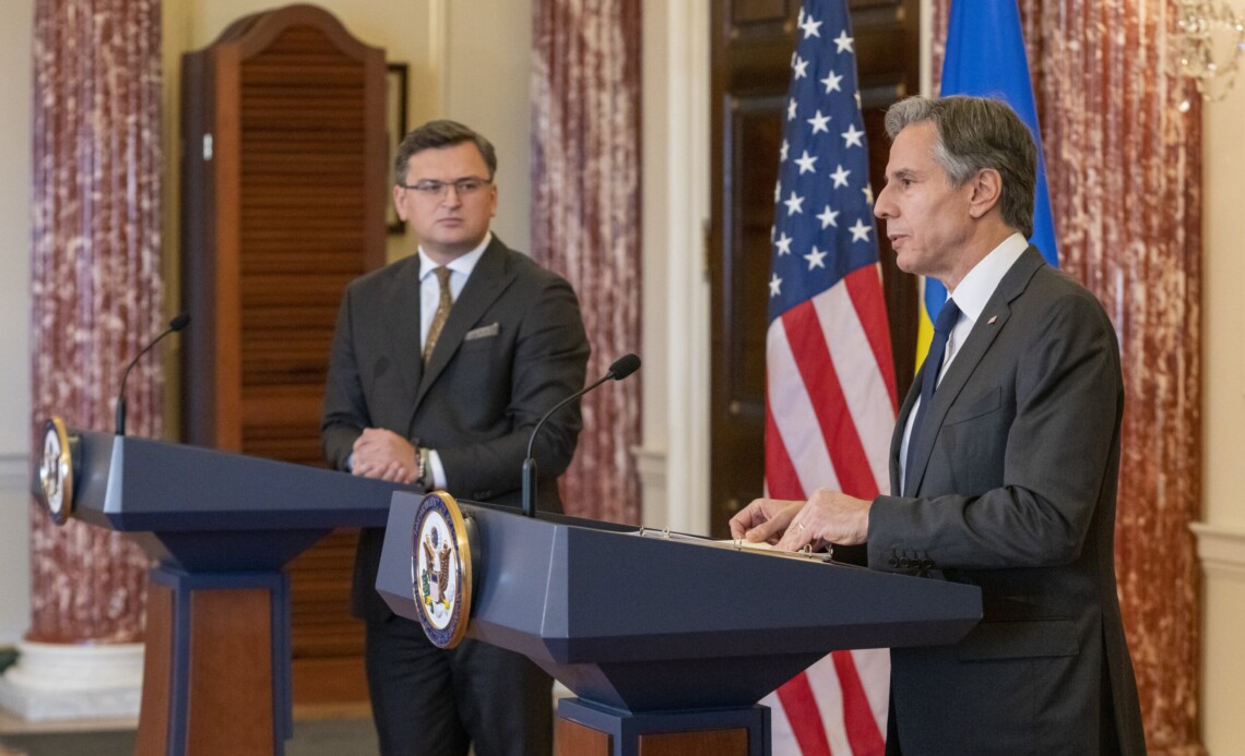 Министр иностранных дел Дмитрий Кулеба провел телефонный разговор с госсекретарем США Энтони Блинкеном. Стороны обсудили вопросы помощи Украине, а также ситуацию на Ближнем Востоке.