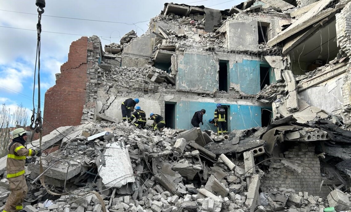 Оккупанты обстреляли жилую застройку Славянска, разрушив пятиэтажное здание общежития. Под завалами могут находиться два человека.