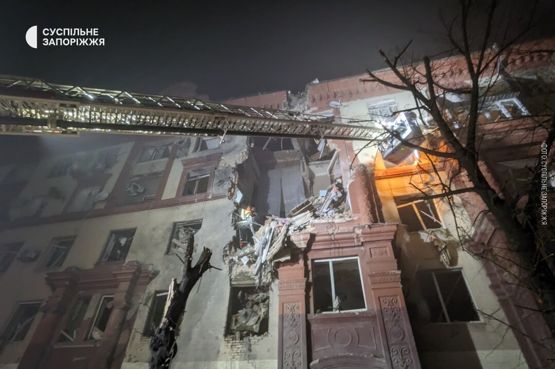 Ночной ракетный удар по жилому дому в Запорожье прокомментировал Владимир Зеленский. Президент отметил, что россия продолжает свою тактику войны с гражданскими.