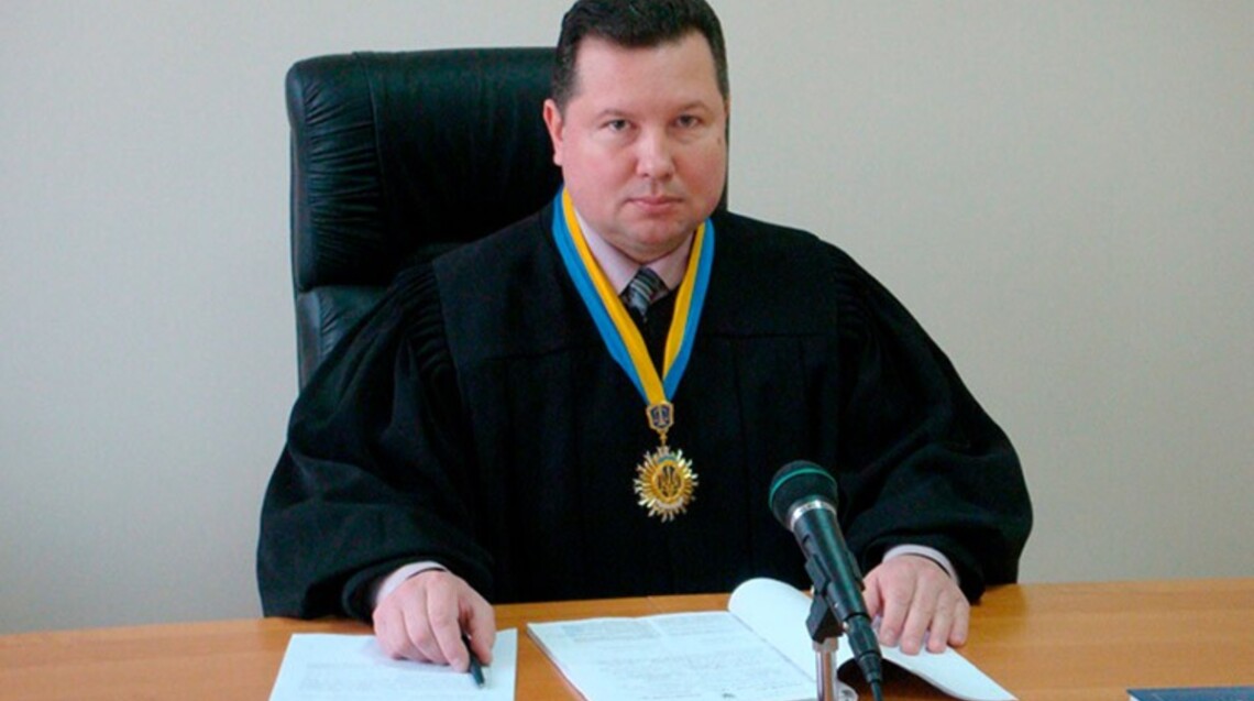 Апелляционная инстанция оставила без изменений меру пресечения руководителя одного из районных судов Одесщины, подозреваемого в коррупции.