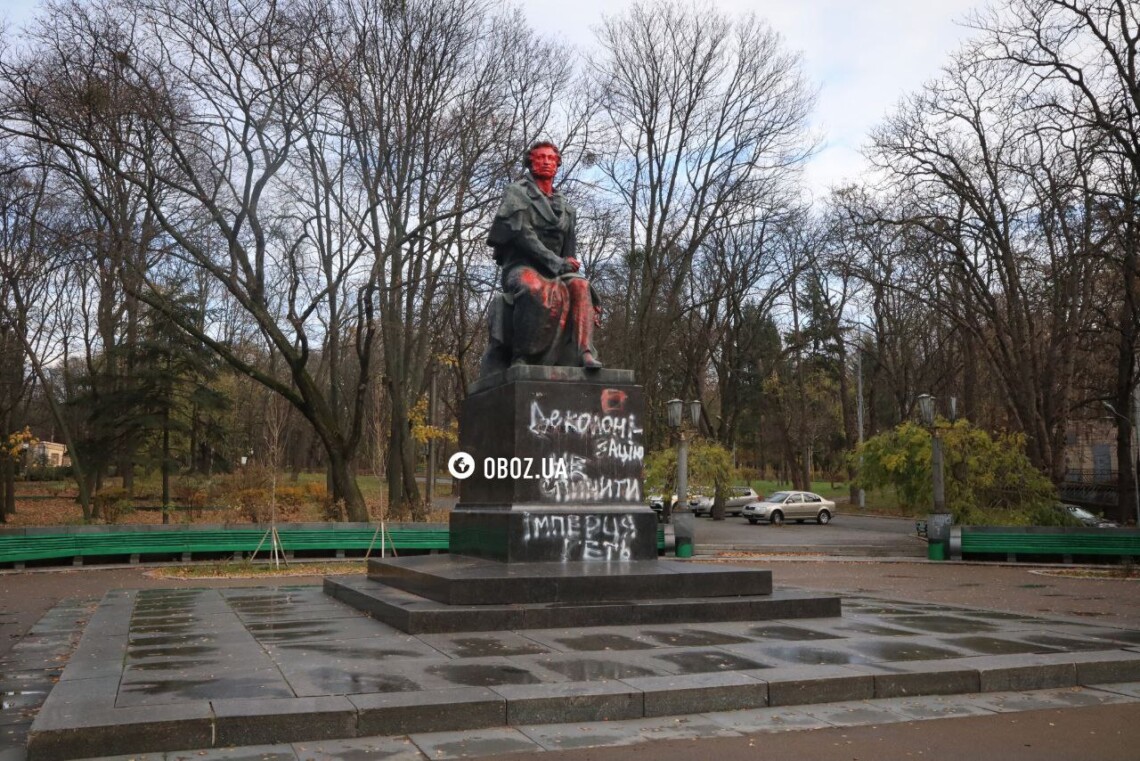 У Шевченківському районі Києва демонтували пам’ятник російському поетові Пушкіну – фото, відео.