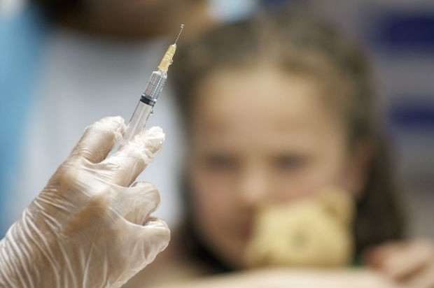 Вперше за останні 5 років в Україні зафіксували спалах поліомієліту. Ця новина змусила батьків переглянути своє ставлення до щеплень, а медиків - на повну запустити кампанію по вакцинації.
