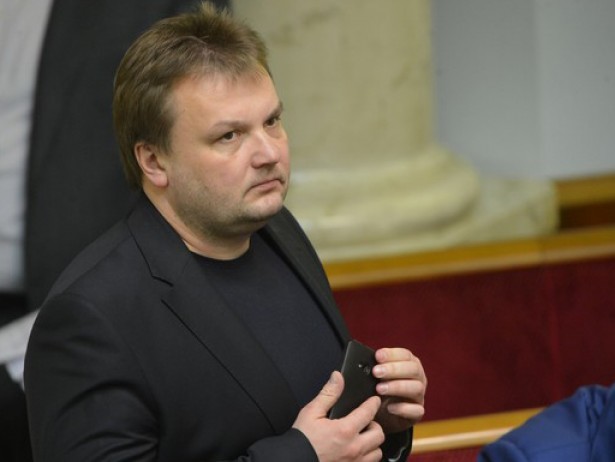 Склавши депутатський мандат, Микола Мартиненко може втратити вплив на комітет з питань енергетики, але новим головою комітету все одно стане його довірена людина з «Народного фронту».