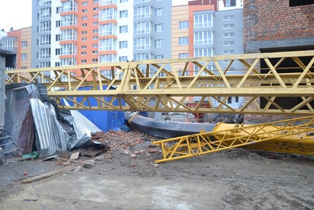 В результате падения башенного крана на строительной площадке на улице Минеральной в городе Ирпень погиб человек.