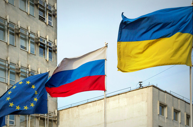 Слова Юнкера повинні призвести до того, щоб не лише не дозволяти Україні прагнути до ЄС, але й включити її в «історично складені сплетіння зв'язків із Росією».