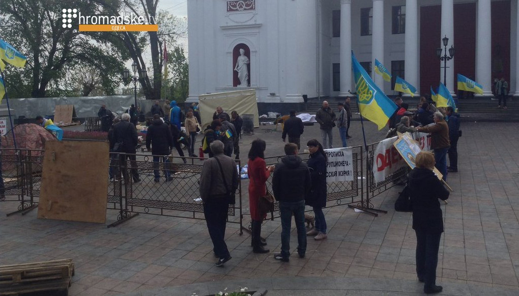 Примерно в 12:00 сотрудники патрульной полиции пытались разогнать участников акции против мэра Труханова.