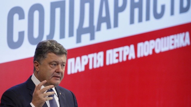Под давлением международной общественности Петр Порошенко согласился на законопроект о выборах Донбассе, который уже составили депутаты его блока.