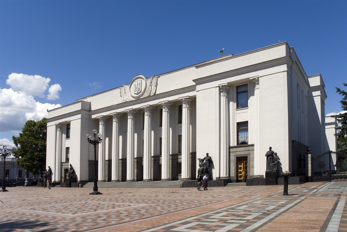Народні депутати проголосували закон про запровадження квот на український продукт на радіо та телебаченні.
