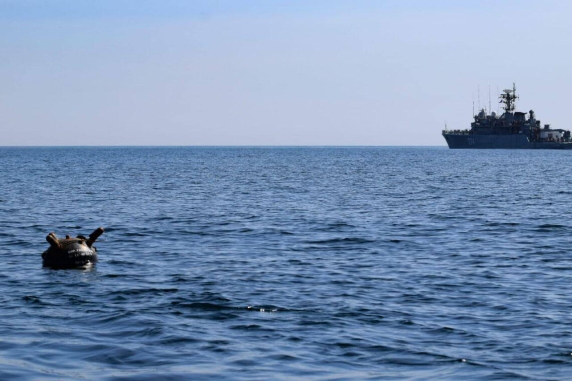 Судно Georgia S с пшеницей на борту наткнулось на морскую мину вблизи украинского морского порта Южный. Оно получило незначительные повреждения.