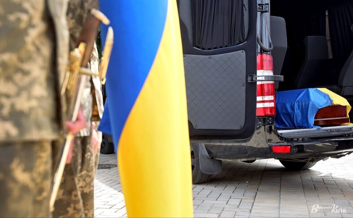 В Украину удалось вернуть тела и останки почти сотни погибших на фронте военнослужащих. Их передадут на судебно-медицинскую экспертизу для установления лиц погибших.