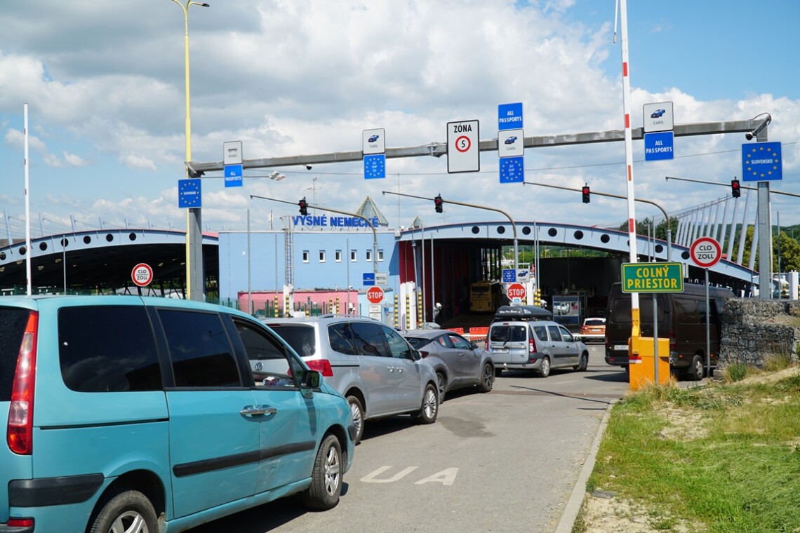 Словацькі перевізники заблокували рух вантажівок через пункт пропуску Вишнє-Нємецке на кордоні з Україною. Там стоїть близько 300 вантажівок, термін блокування невідомий.