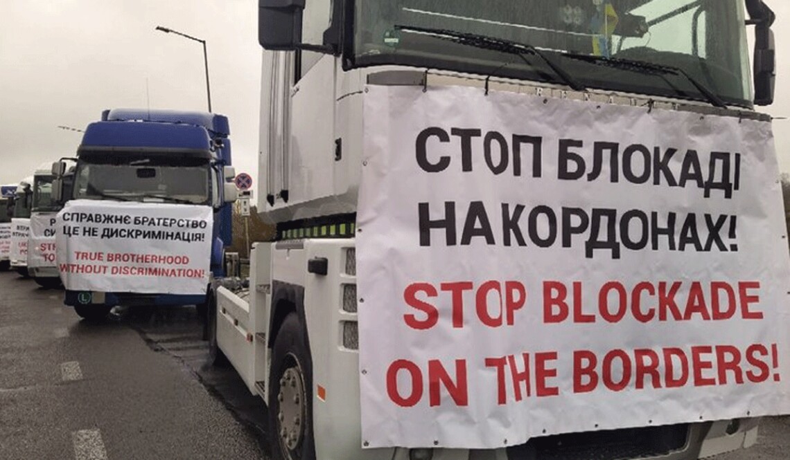 Украинские перевозчики пригнали более 30 грузовиков и попытались убедить поляков, что блокировка границы вредит не только Украине, но и Польше.