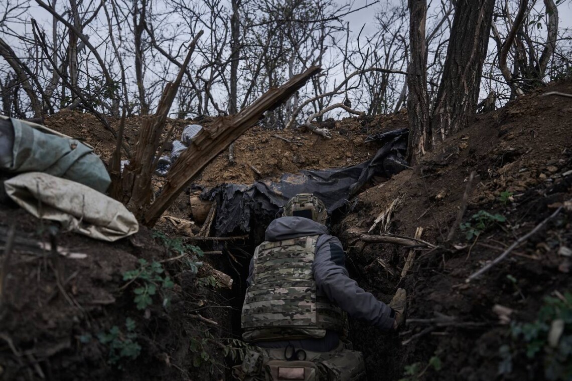 Российская оккупационная армия продолжает штурмовать позиции украинских войск в районе Авдеевки. В данный момент враг атакует город со всех направлений.