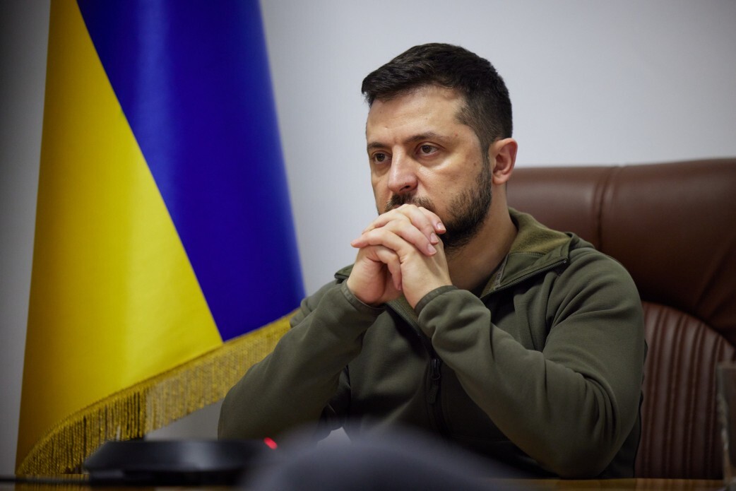 У соцмережах поширюється фейкове відео, на якому Зеленський нібито оголошує про відміну воєнного стану та мобілізації в 10 областях України.