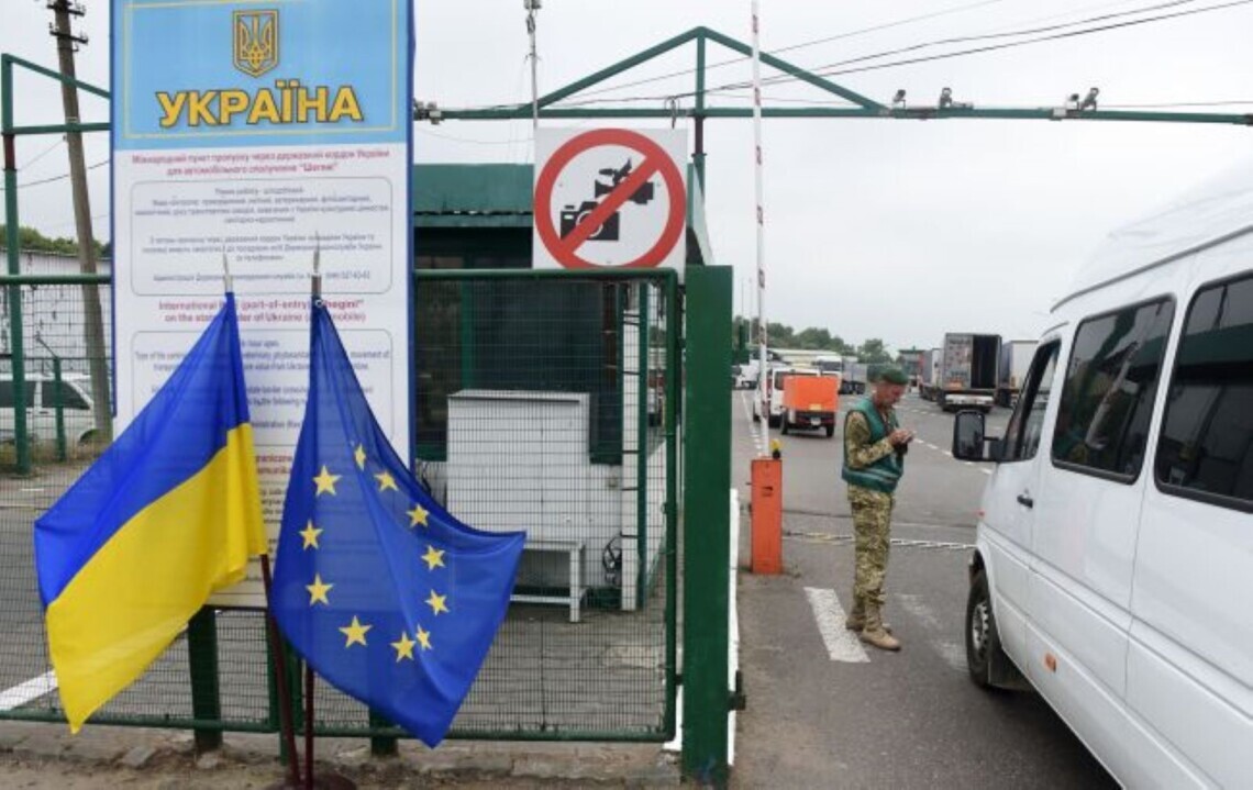 Стало відомо, куди поїдуть українські перевізники, якщо блокада у Польщі продовжуватиметься. Товаропотік буде змушений їхати в бік Закарпаття.