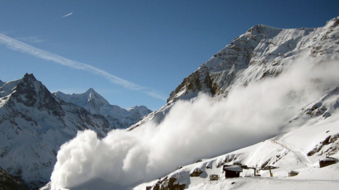 У зв'язку з хуртовиною та снігопадами на високогір'ї Карпат 29 листопада оголошено лавинне попередження.