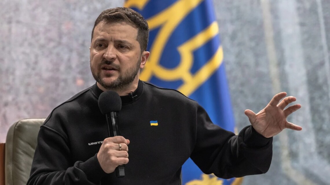 Володимир Зеленський вважає, що Крим легше деокупувати, ніж Донбас. Це стосується, зокрема, і ментального повернення людей в Україну.