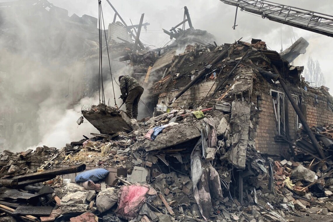 В Донецкой области в Новогродовке обнаружили тела еще двух человек под завалами разрушенного дома.