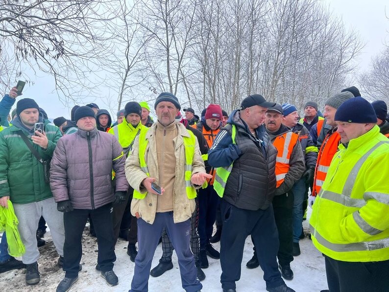 Украинские водители на заблокированном КПП Краковец-Корчева объявили голодовку. Они требуют, что бастующие поляки пропускали через границу 14 грузовиков в час.