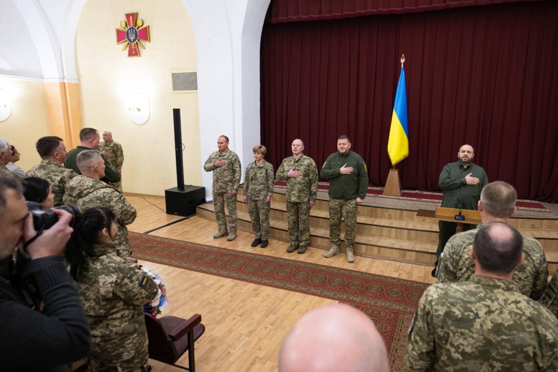 Міністр оборони Рустем Умєров представив військовим медикам нового командувача Медсил ЗСУ генерал-майора Анатолія Казмірчука.
