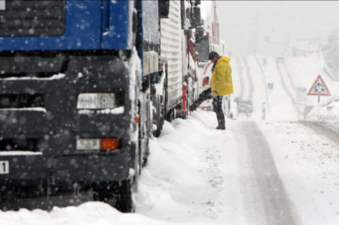 У суботу, 2 грудня, в Івано-Франківській області відновили рух великогабаритних й вантажних транспортних засобів. Траси в області перекривали через снігопад.
