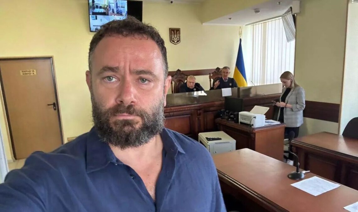 Адвокаты народного депутата Александра Дубинского 2 декабря заявили, что его избили в Лукьяновском СИЗО. Медики обнаружили множественные гематомы и подозрение на перелом ребра.