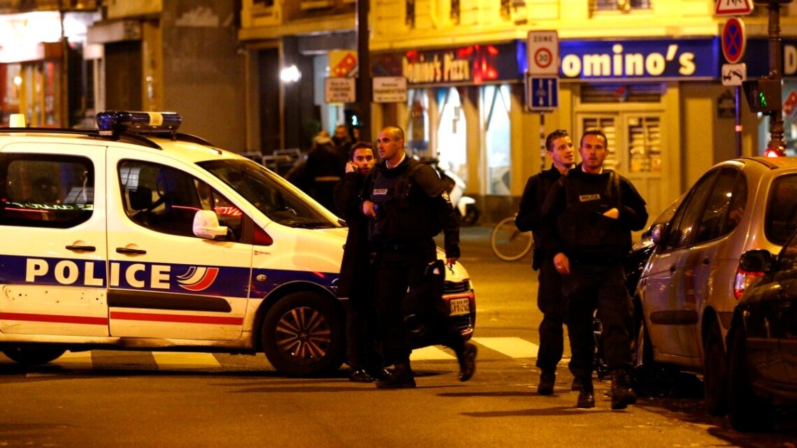 У центрі Парижа 2 грудня невідомий чоловік напав із ножем на перехожих увечері. В результаті одна людина загинула, ще одна була поранена.